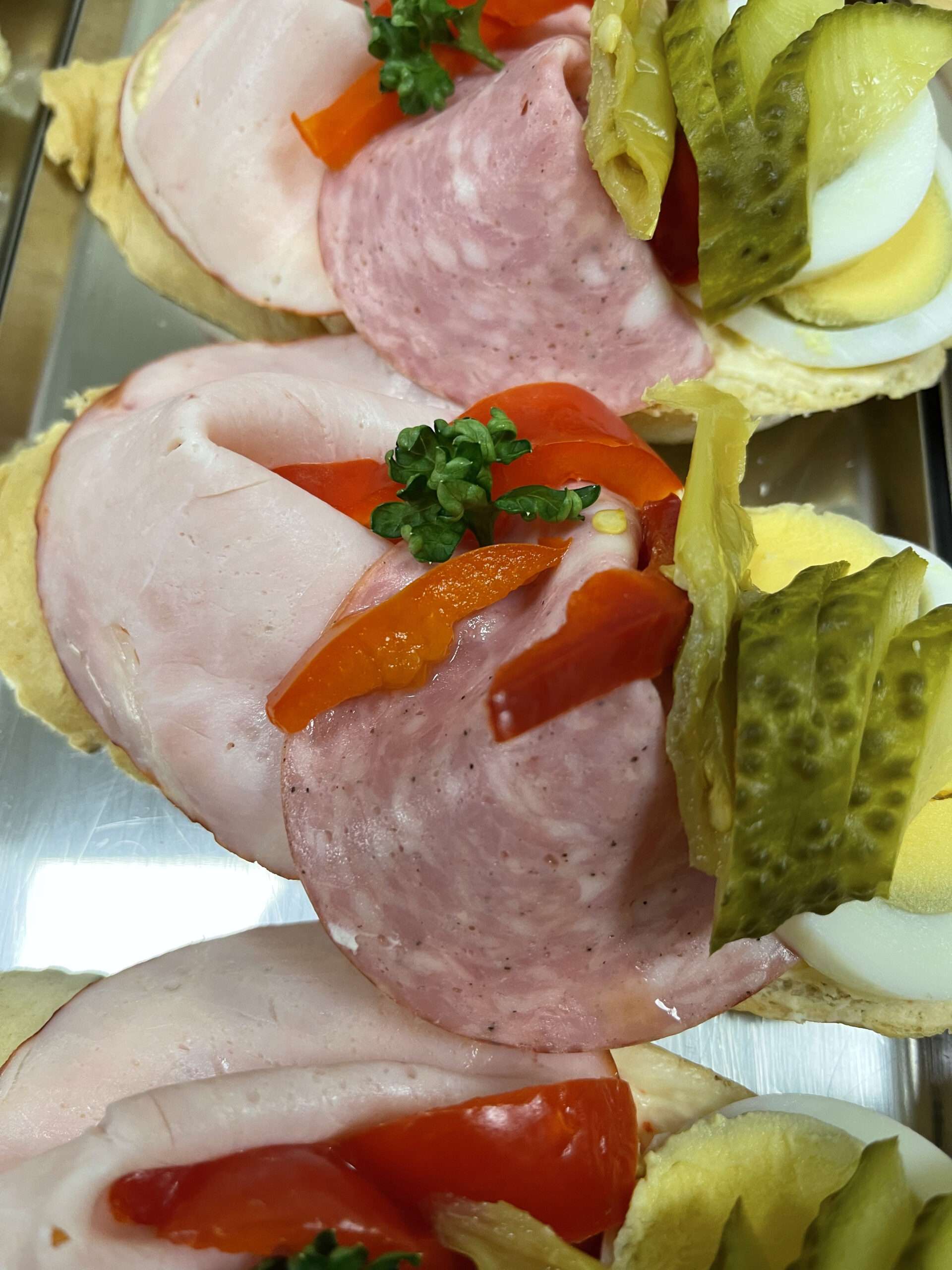 Chlebiček s kápiovou pomazánkou, šunka, salám