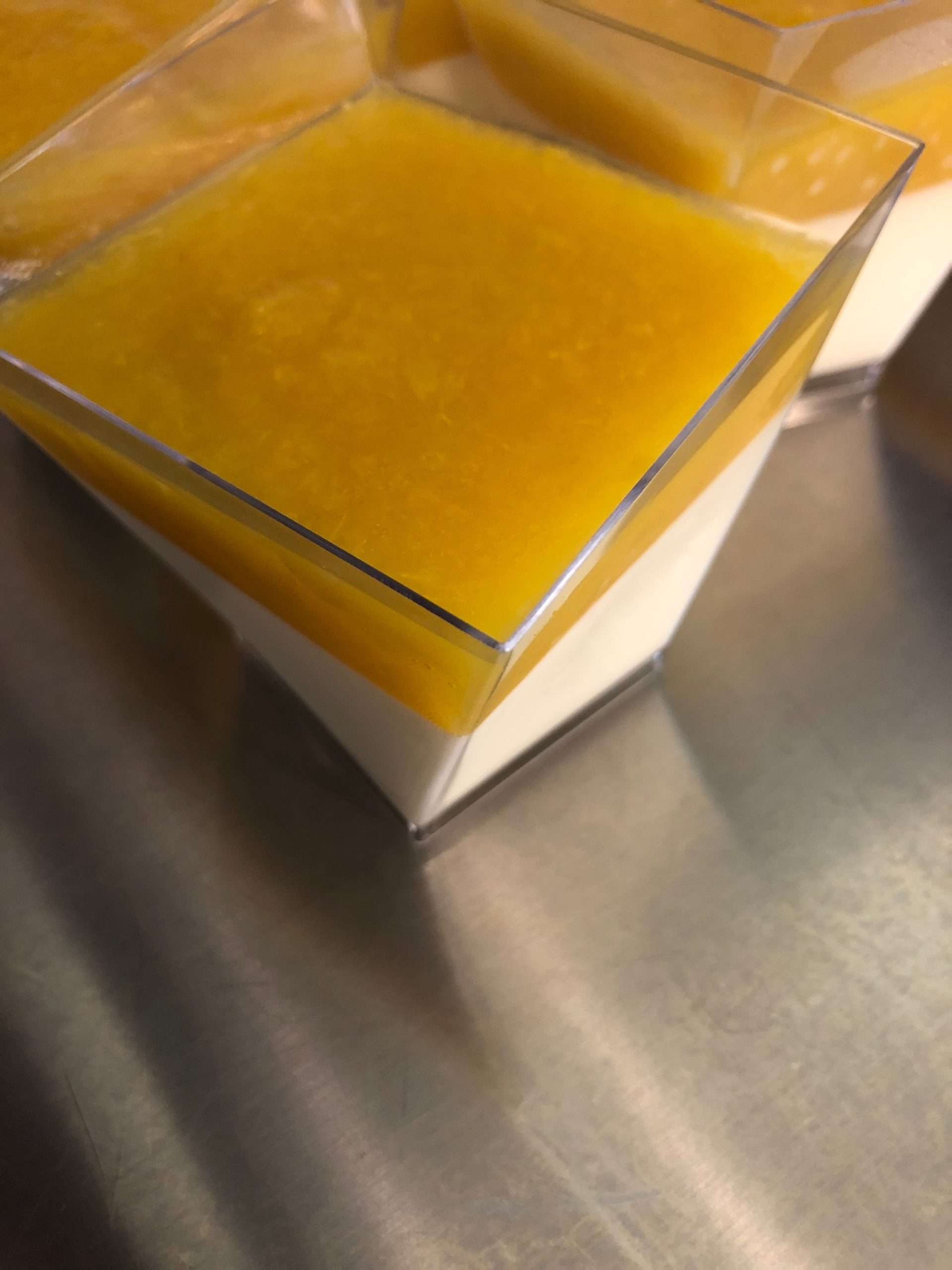Panna cotta broskev