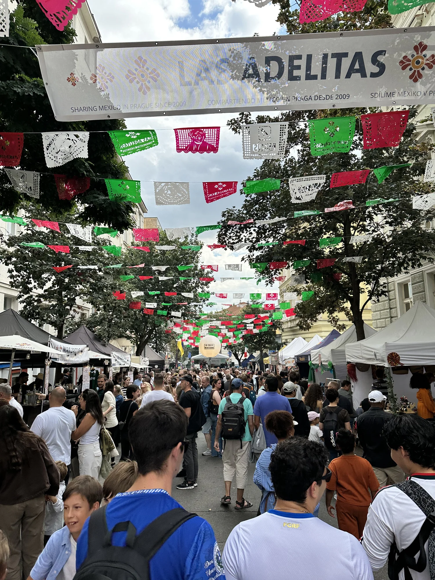 Multitud disfrutando de un vibrante festival cultural, simbolizando diversas fuentes de inspiración artística.