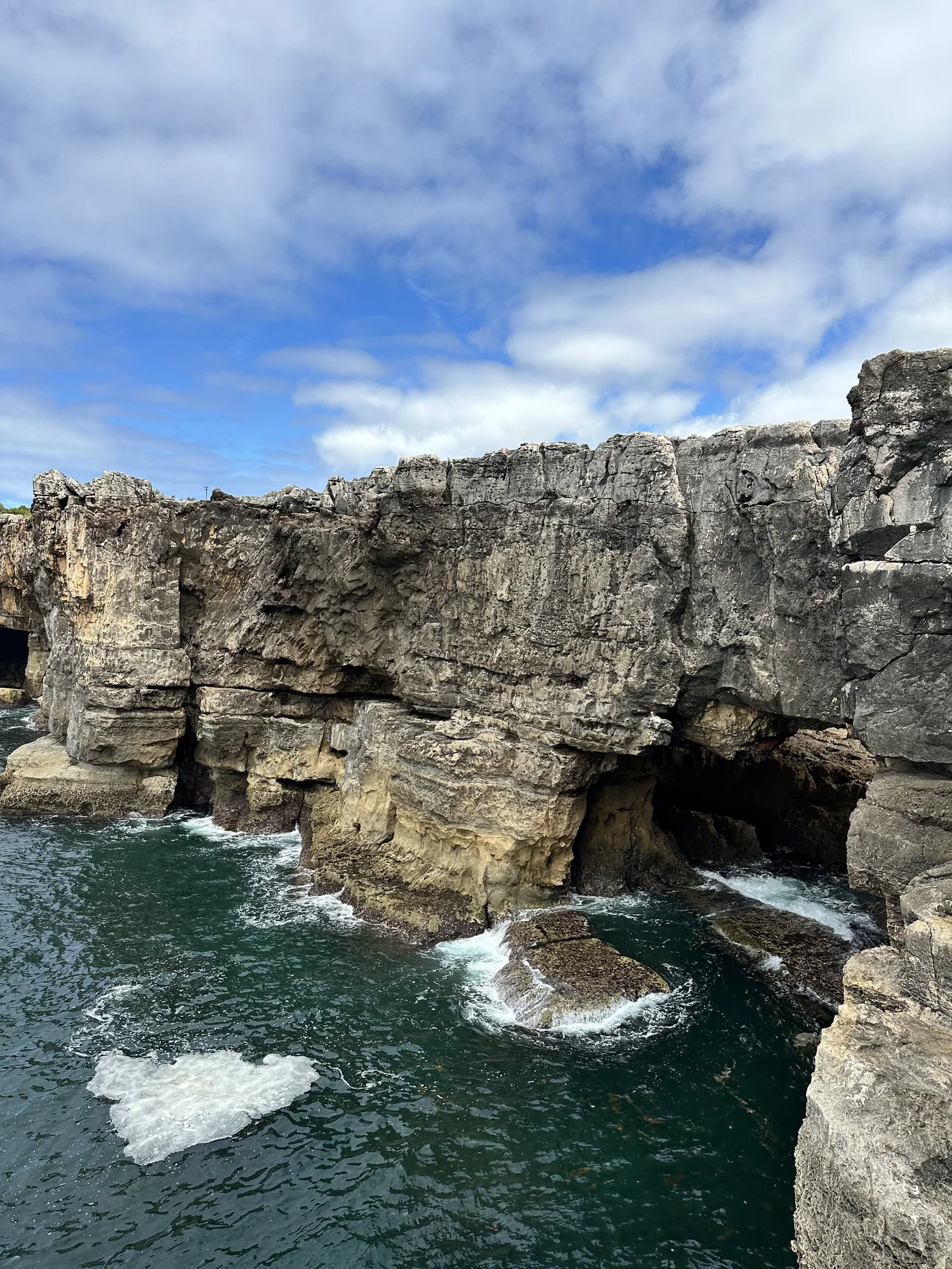 Rocas costeras con olas, mostrando la belleza de la naturaleza como inspiración para los artistas.